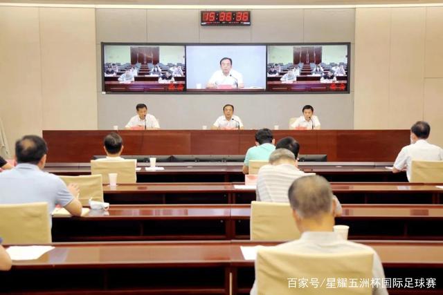 王雷和李小萌机场陪伴孩子，父母默契十足
